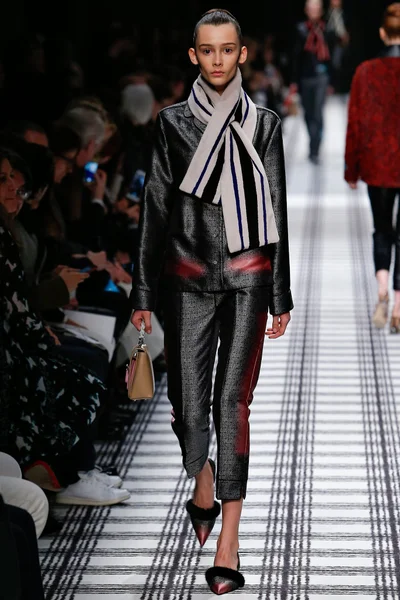 Look 18